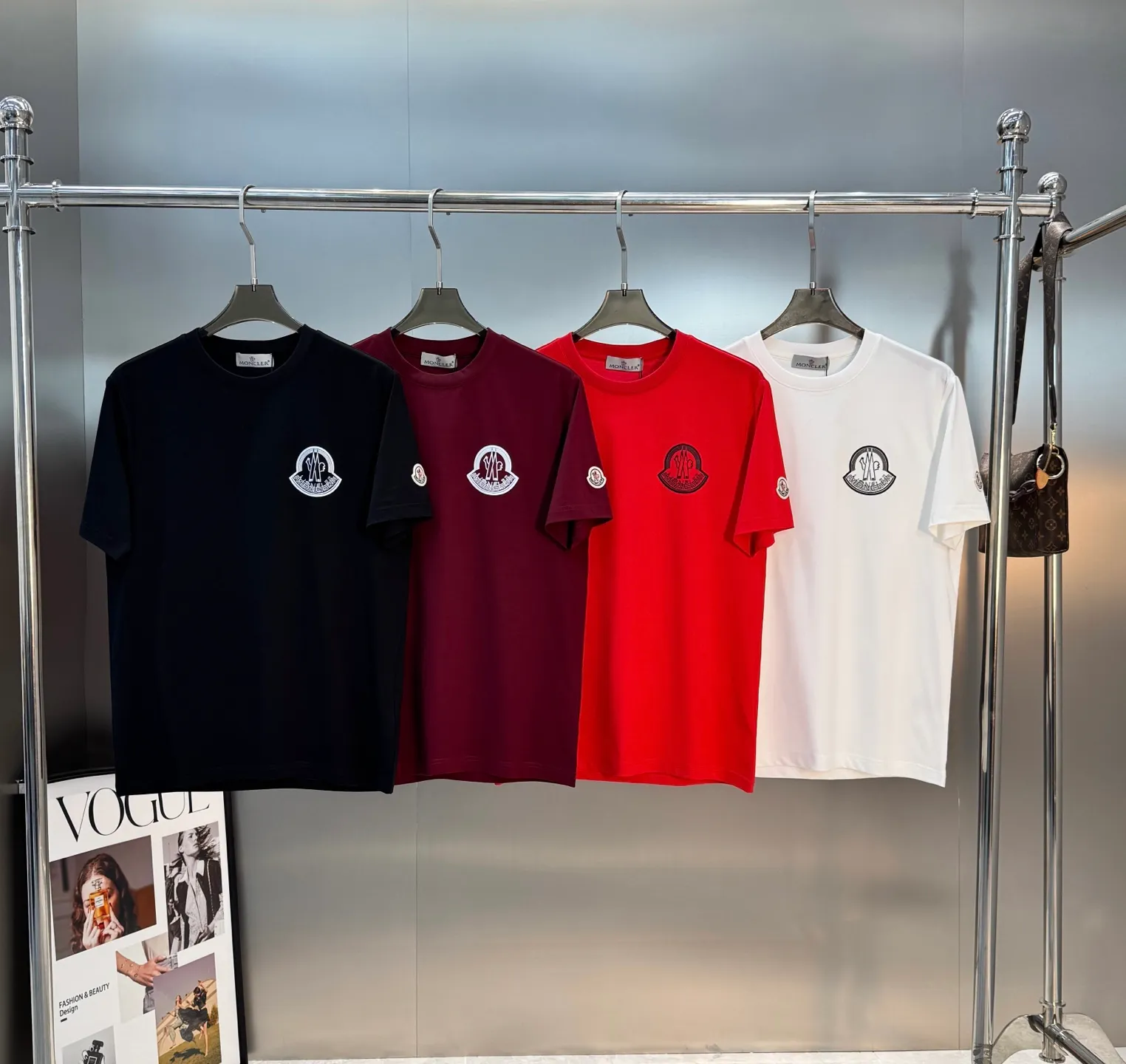 ⚜️Moncler New Arrival T ， . 190g . ！ moncler . ✨ ， 。White Versatile，Black Retro ， ～ Series ， ， Moncler ！ ：Black.White. .Bright Red.Sizes：M-3XL（S 4XL ） ！175/145 XL